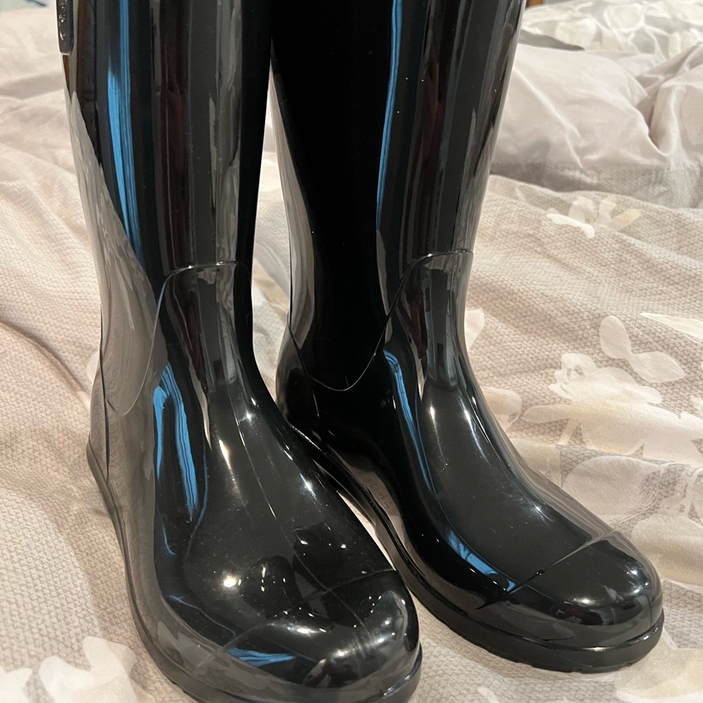 Shiny Black Ugg rain boots
